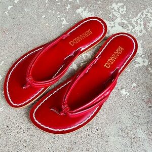 Bernardo Red Sandals leather Glossy Thong Style